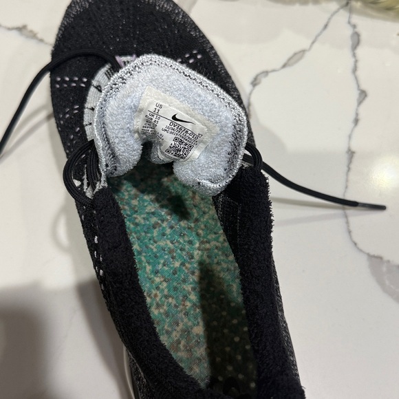 Nike Vapormax Men’s Size 11- black w/white accents . Excellent condition - Picture 6 of 6